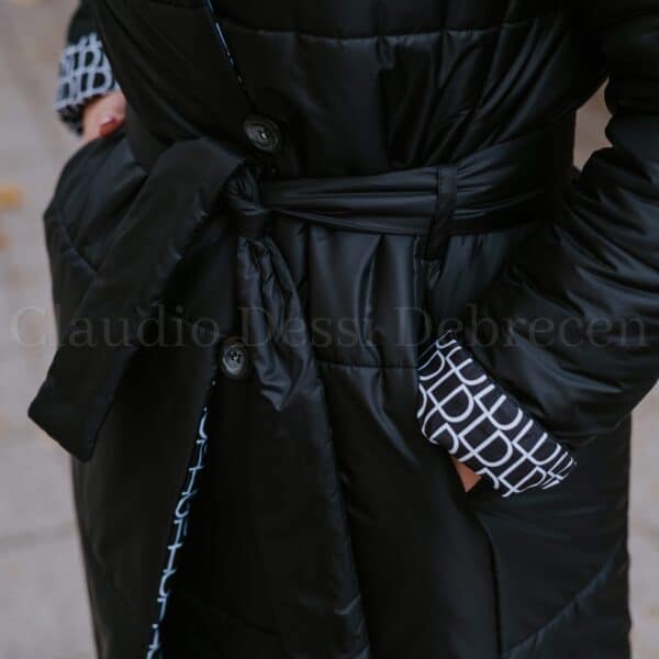 Lux by Dessi 11/ALD fekete monogramos kabát